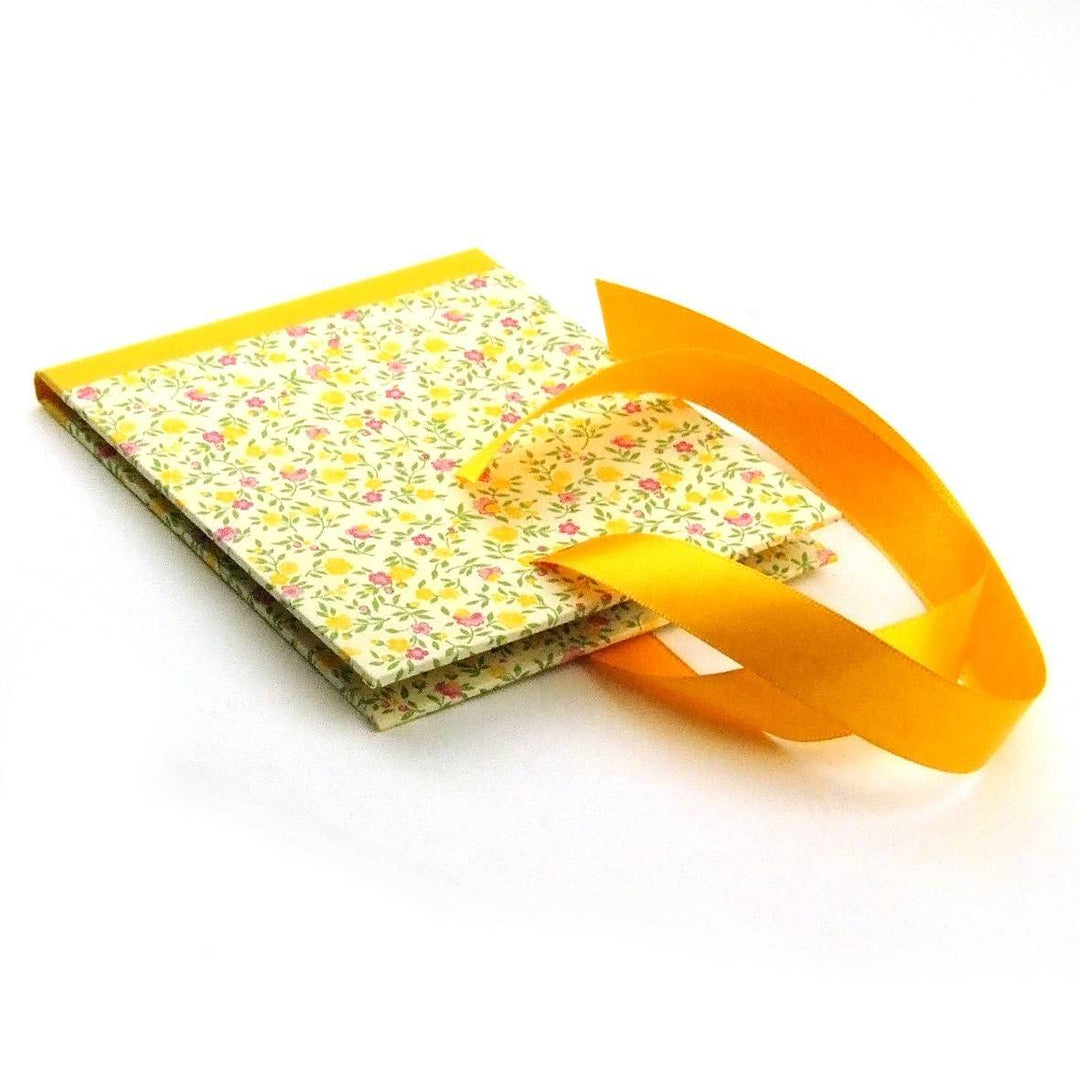 Nauli CD / DVD Hülle für 1 CD CD Hülle Blumenregen gelb rosa mit Satinband bei Nauli and Stories