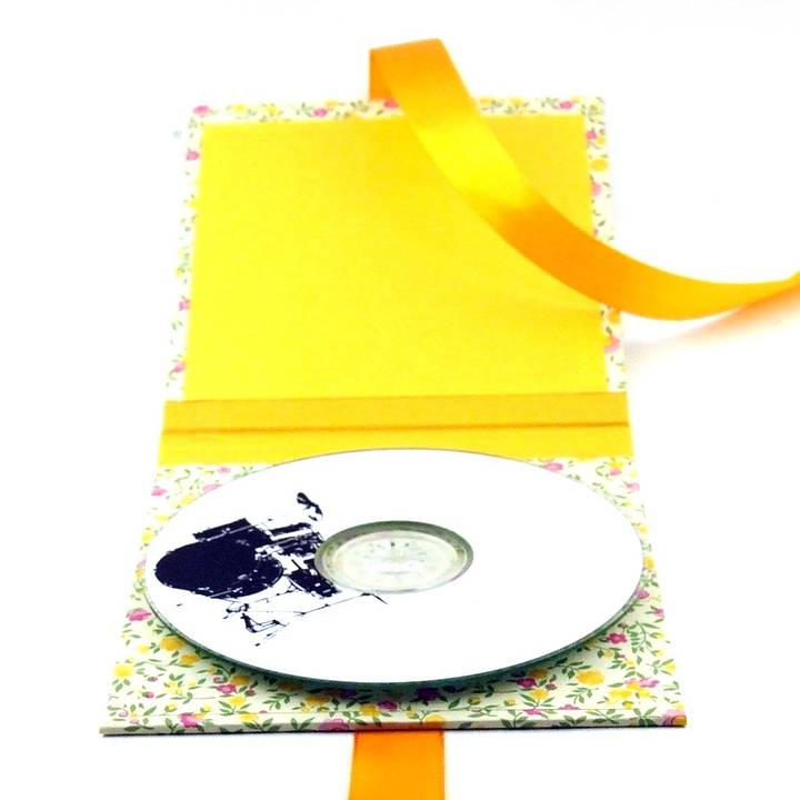 Nauli CD / DVD Hülle für 1 CD CD Hülle Blumenregen gelb rosa mit Satinband bei Nauli and Stories