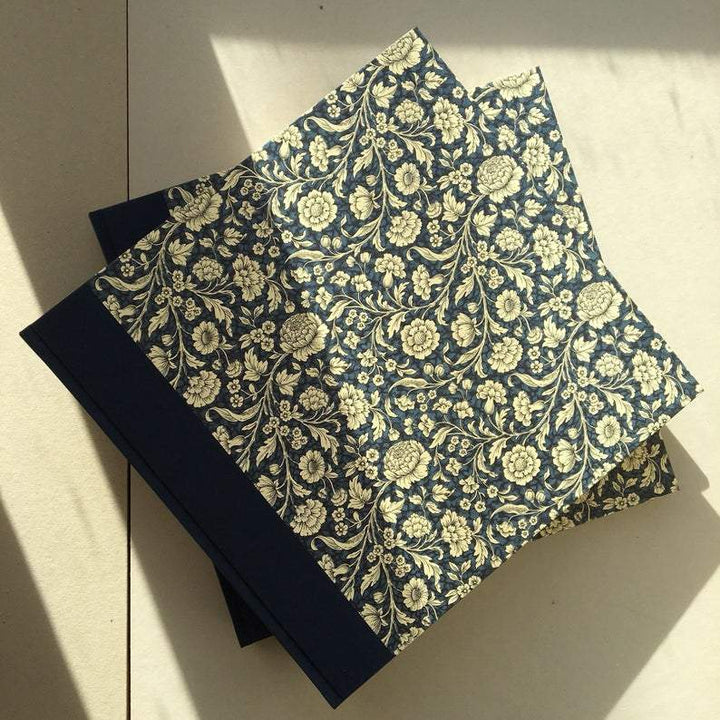 Nauli Fotoalbum Jumbo Fotoalbum Jumbo Renaissance Blumen blau bei Nauli and Stories