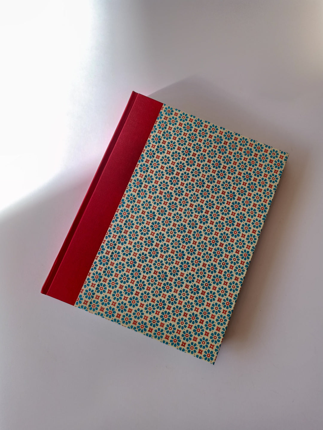 Nauli Fotoalbum L Fotoalbum L Stempelblumen blau rot mit rotem Buchleinen bei Nauli and Stories