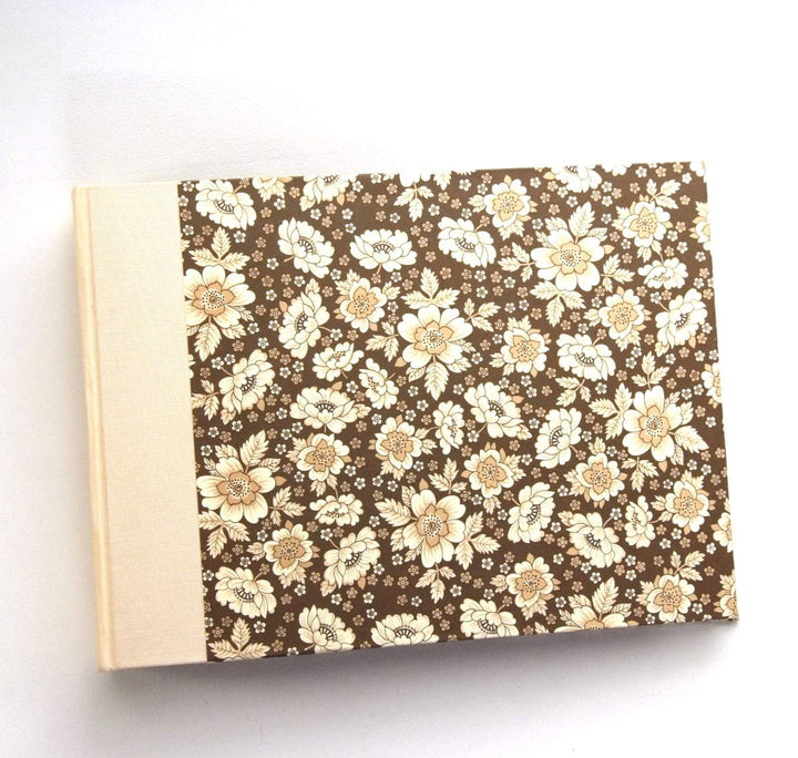 Nauli Fotoalbum M Fotoalbum M englische Blumen braun mit hellem Buchleinen bei Nauli and Stories