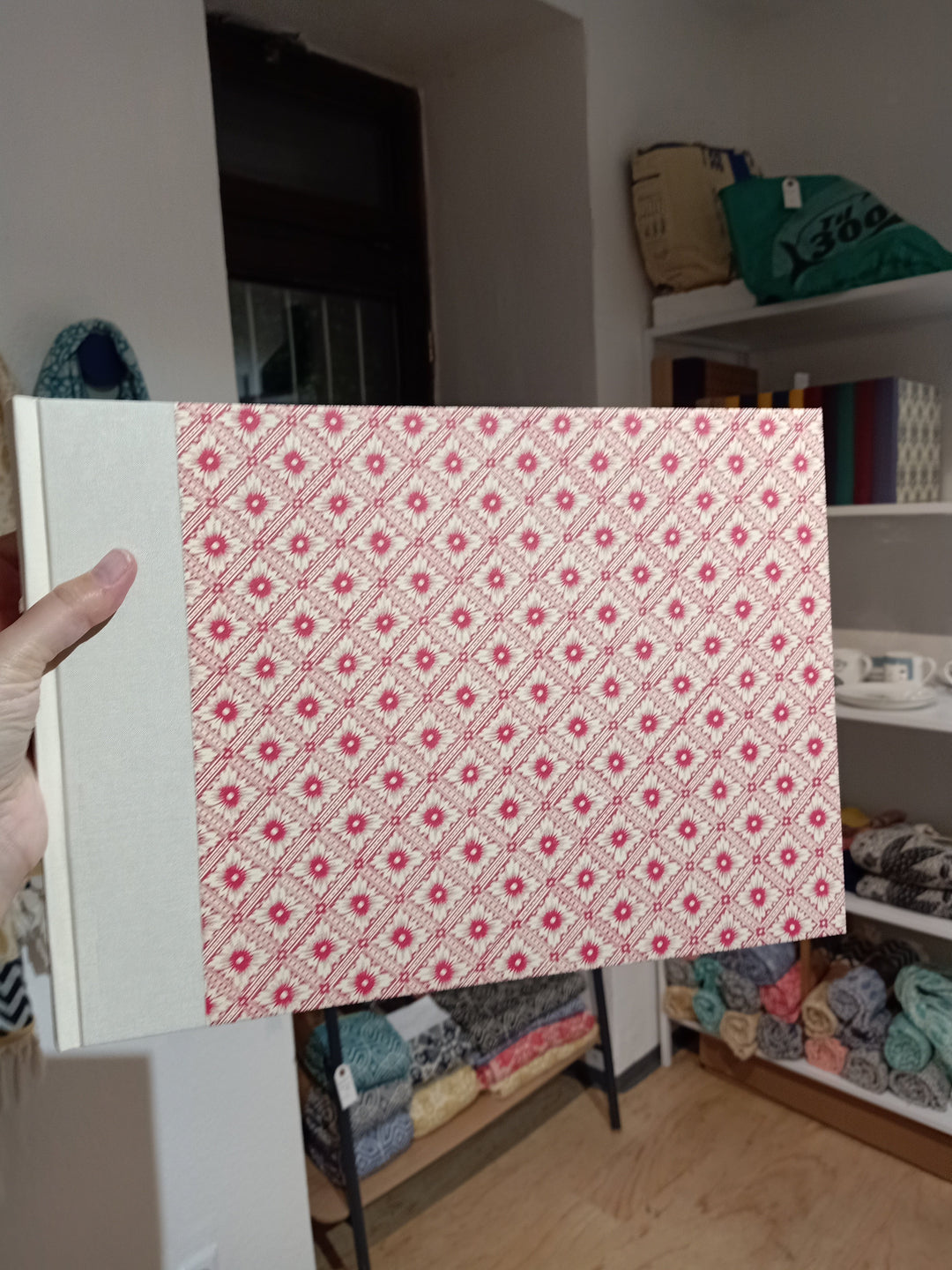 Nauli Fotoalbum XL Fotoalbum XL Java Blumen rot beige mit hellem Buchleinen