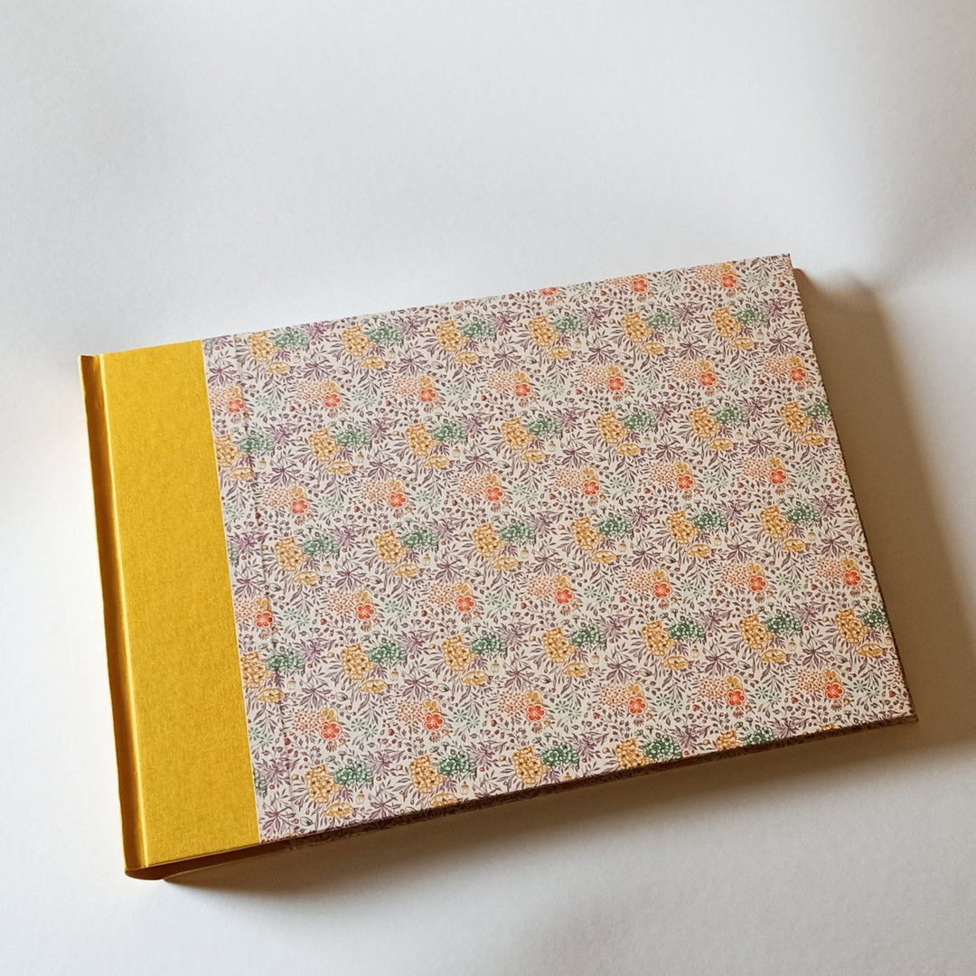 Nauli Fotoalbum XL Fotoalbum XL Sommerblumen rosa mit gelbem Leinenrücken bei Nauli and Stories