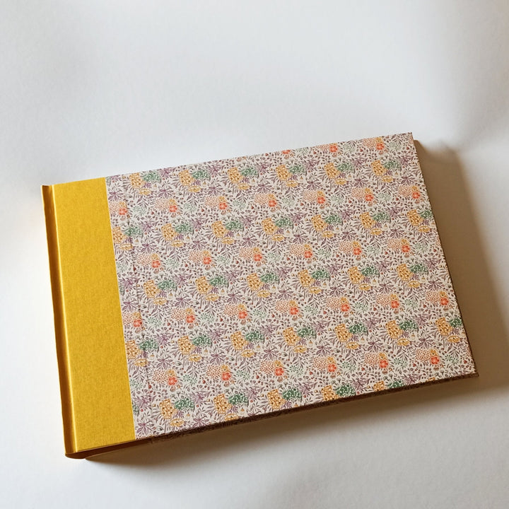 Nauli Fotoalbum XL Fotoalbum XL Sommerblumen rosa mit gelbem Leinenrücken bei Nauli and Stories