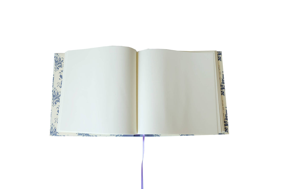 Nauli  Gästebuch Gästebuch quadratisch mit taubenblauem Damast- Muster und Leinenbindung