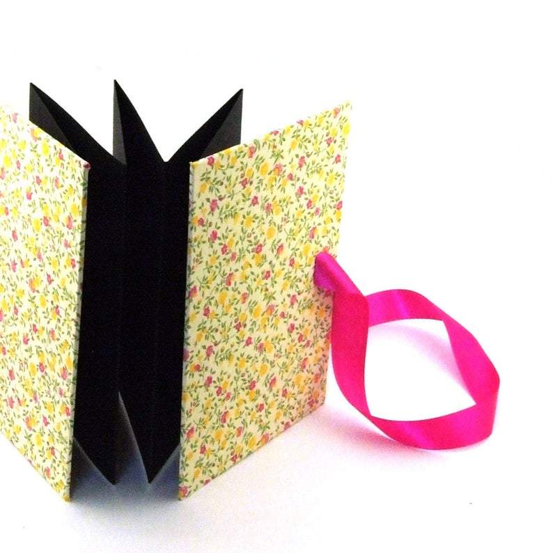 Nauli Leporello Leporello Blumenregen gelb pink bei Nauli and Stories