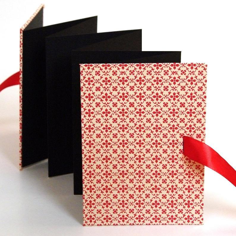 Nauli Leporello Leporello grafische Sternblumen rot bei Nauli and Stories