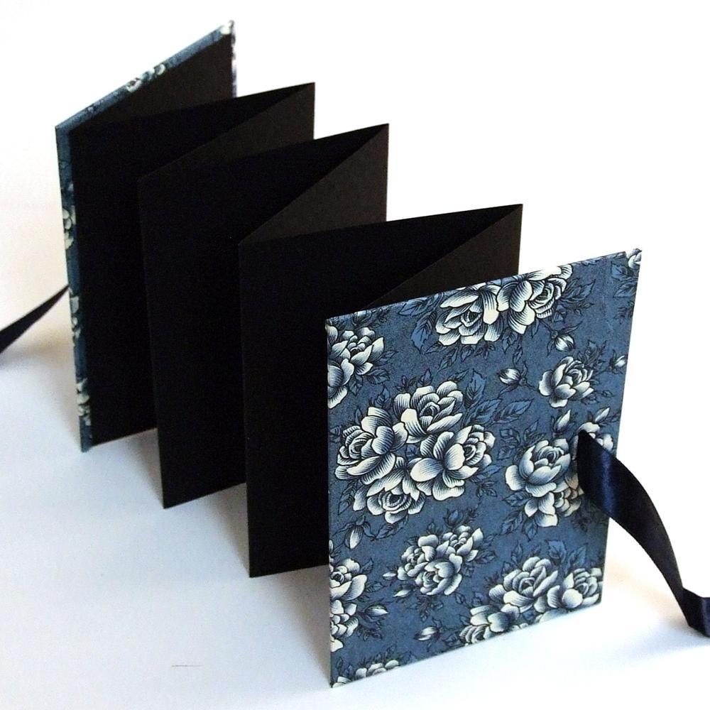 Nauli Leporello schwarz Leporello blaue Blumen - Englische Rosen blau