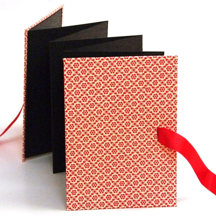 Nauli Leporello Leporello grafische Blumen rot bei Nauli and Stories