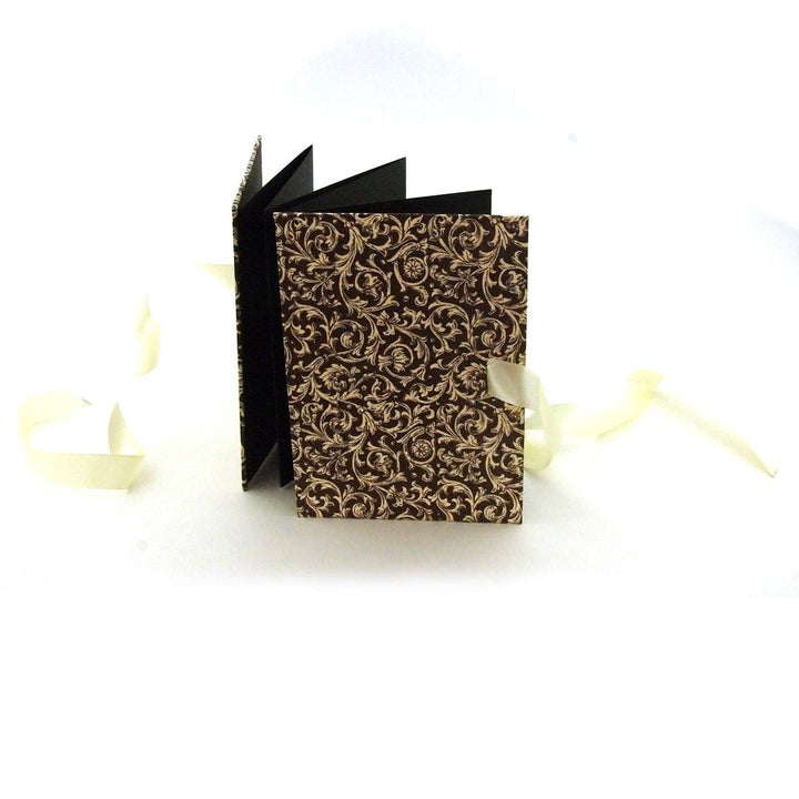 Nauli Leporello Leporello Renaissance Ornament braun mit beigem Satinband bei Nauli and Stories