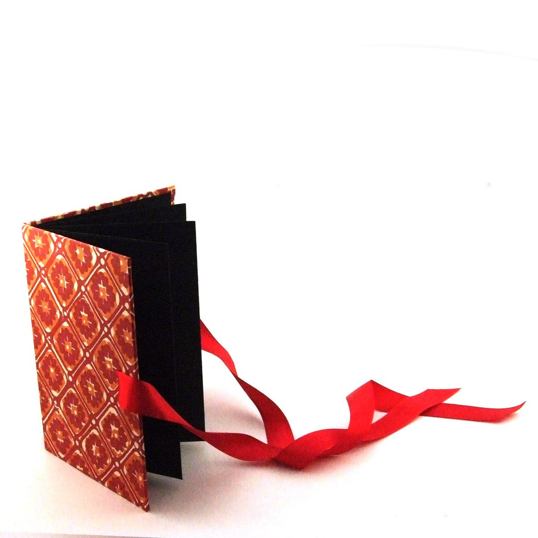 Nauli Leporello Leporello rot gelbe Batik bei Nauli and Stories