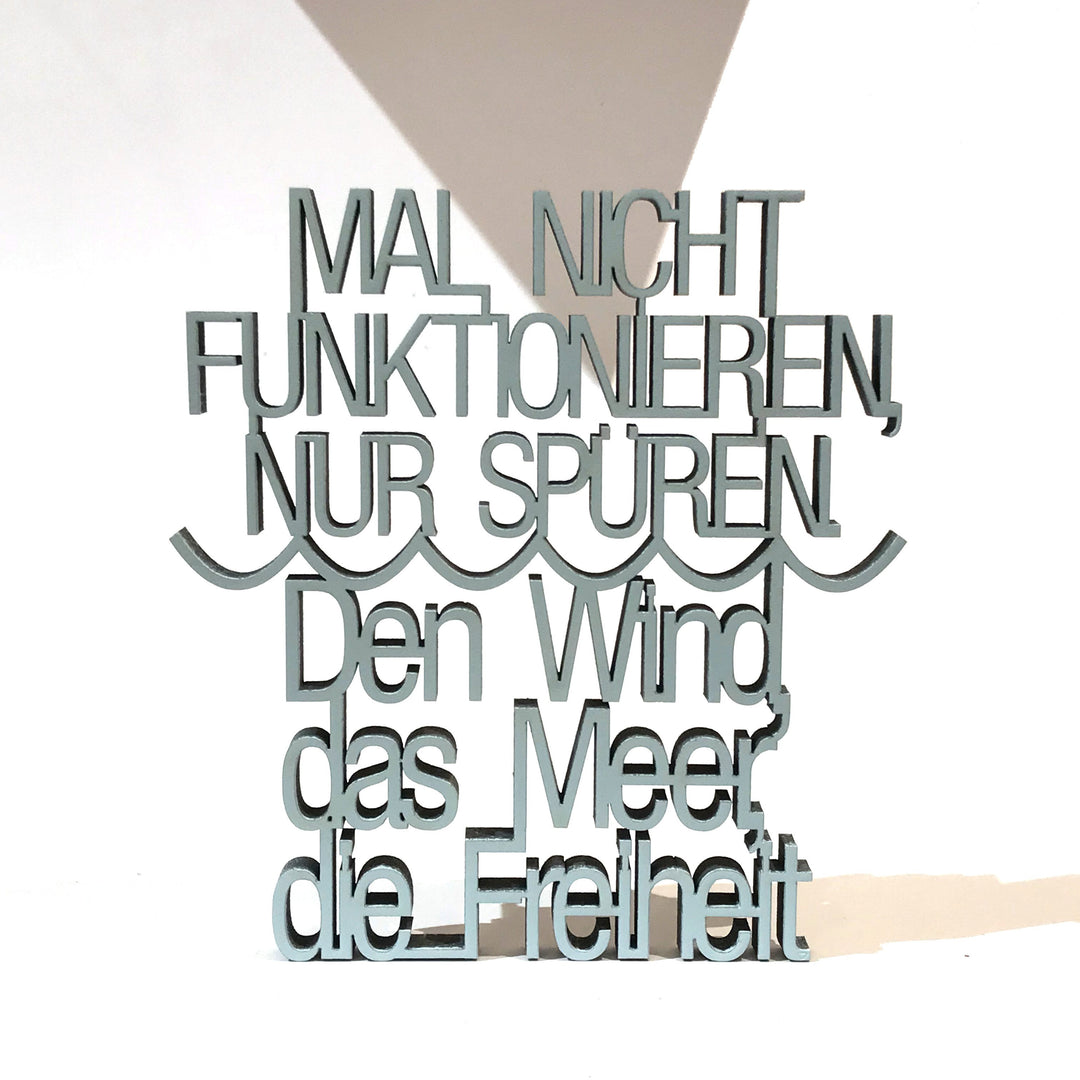 NoGallery Schriftzug Mal nicht funktionieren, nur spüren. Den Wind, das Meer, die Freiheit - 3D Schriftzug in hellblau bei Nauli and Stories
