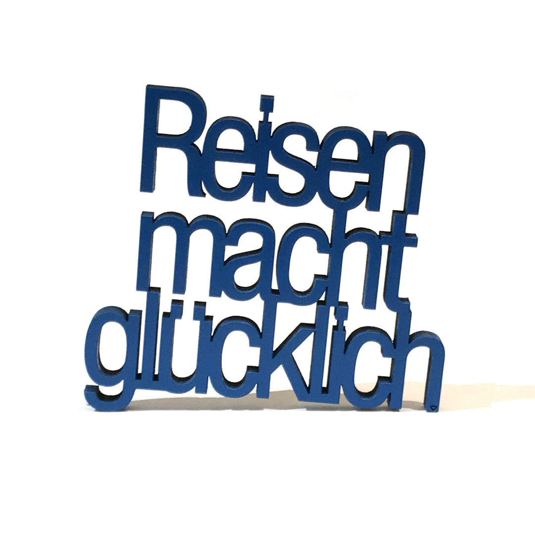 NoGallery Schriftzug Reisen macht glücklich  -  Jeansblauer 3D Schriftzug aus Holz bei Nauli and Stories