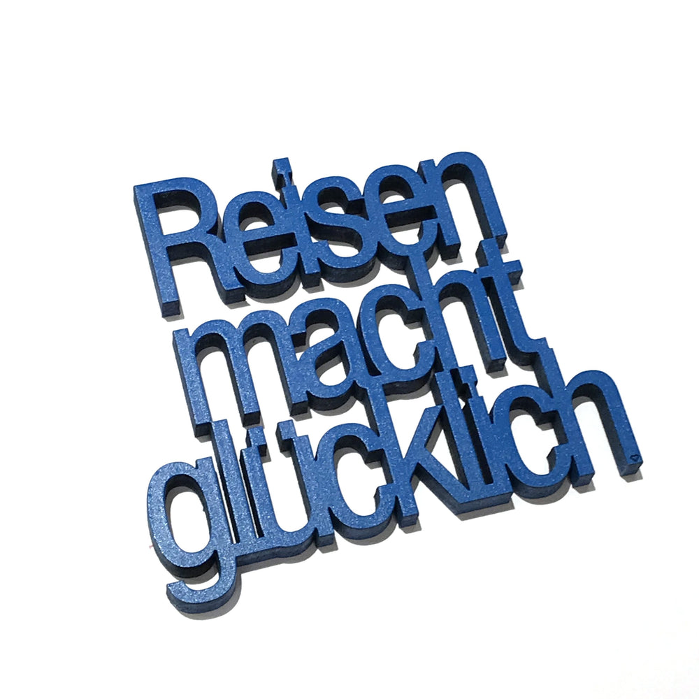 NoGallery Schriftzug Reisen macht glücklich  -  Jeansblauer 3D Schriftzug aus Holz bei Nauli and Stories