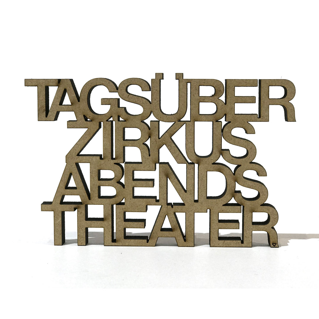 NoGallery Schriftzug Tagsüber Zirkus Abends Theater -3D Schriftzug in natur bei Nauli and Stories