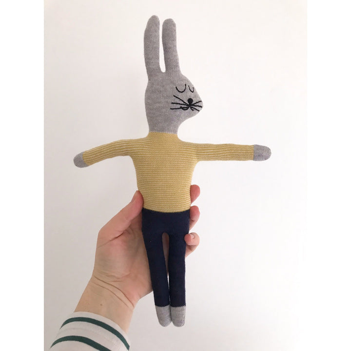 Sophie Home Kuscheltier Gestrickter Hase | Stofftier aus Baumwollgarn bei Nauli and Stories