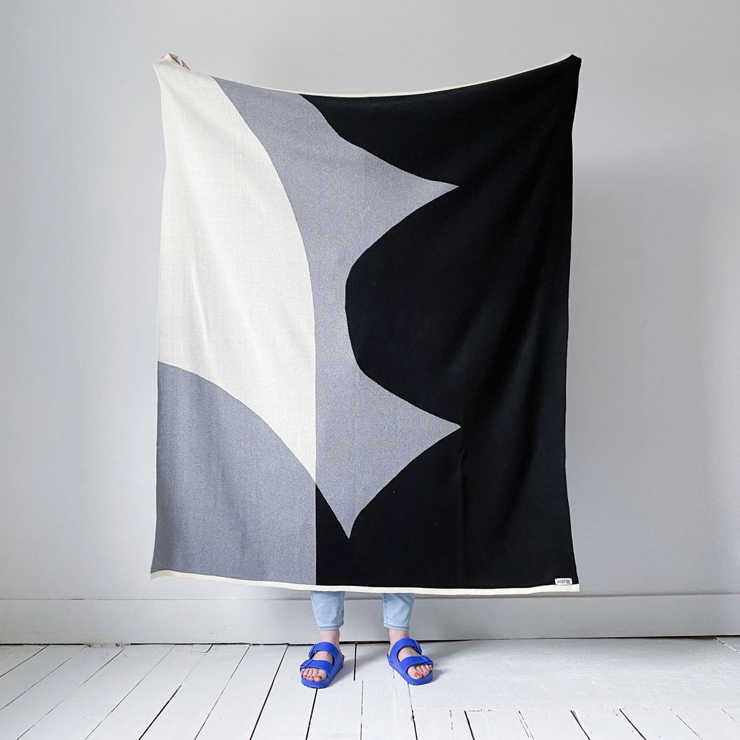 Sophie Home Sofadecke gestrickte Sofadecke aus Baumwolle - grau schwarz bei Nauli and Stories