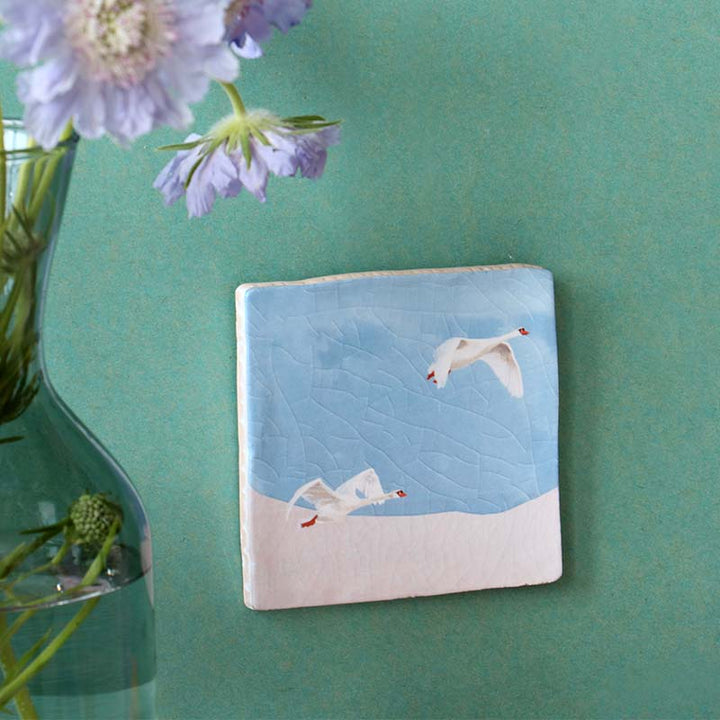 StoryTiles StoryTiles 13x13cm Spread your wings - fliegende Schwäne - Medium - StoryTiles bei Nauli and Stories