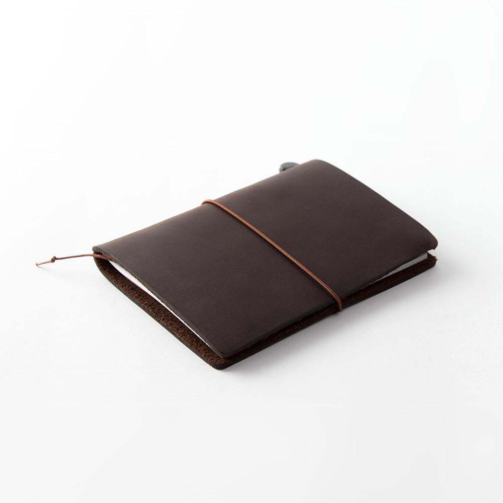 Traveler's Company Notizbuch Reisenotizbuch "TRAVELER'S notebook" Passport Leder Brown - dunkelbraun bei Nauli and Stories