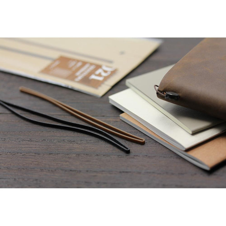 Traveler's Company Bindung Traveler's Notebook regular 021 Connecting Rubber Band bei Nauli and Stories