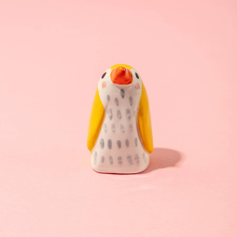 Ana Seixas Skulptur Kleine Keramikskulptur  |  Baby Pinguin gelb bei Nauli and Stories