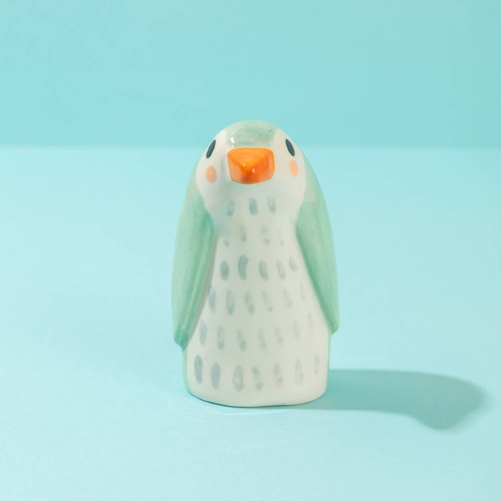 Ana Seixas Skulptur Kleine Keramikskulptur  |  Mama Pinguin mint bei Nauli and Stories