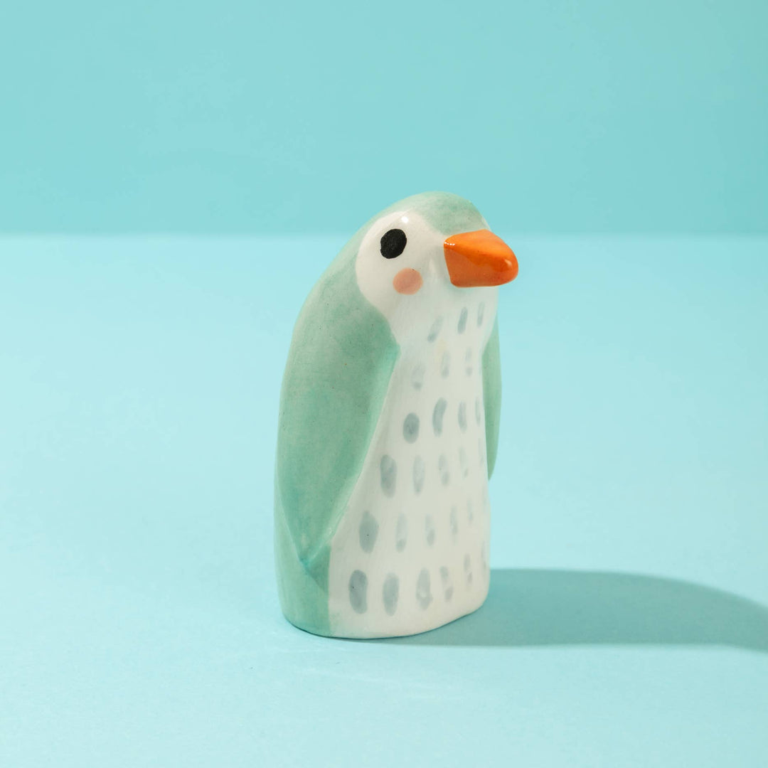 Ana Seixas Skulptur Kleine Keramikskulptur  |  Mama Pinguin mint bei Nauli and Stories