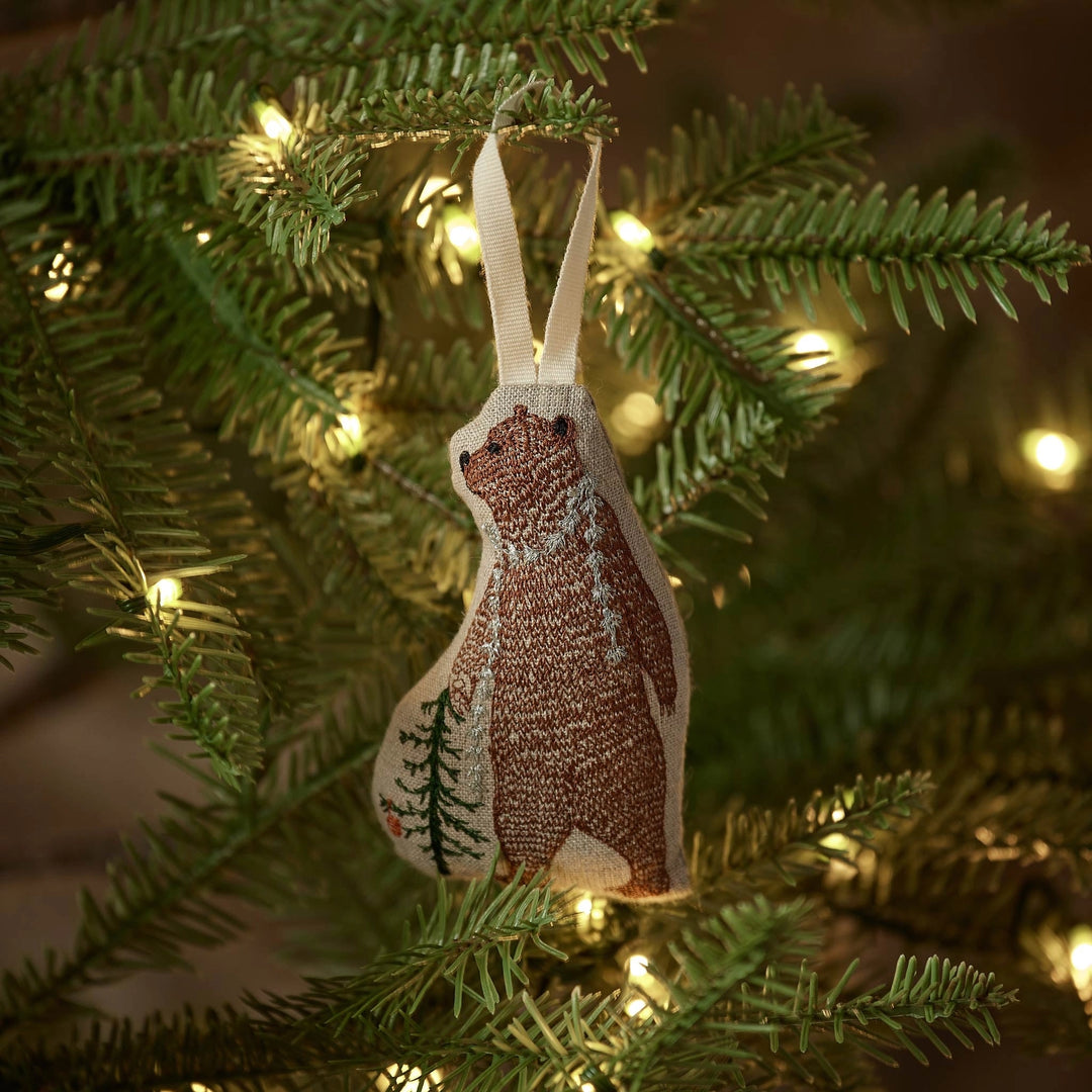 Coral &amp; Tusk Weihnachtsbaumanhänger Vorbestellung! Weihnachtsbaumanhänger Bear with Tree bei Nauli and Stories