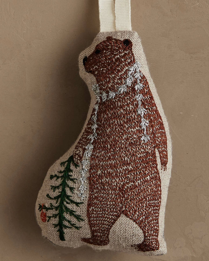 Coral &amp; Tusk Weihnachtsbaumanhänger Vorbestellung! Weihnachtsbaumanhänger Bear with Tree bei Nauli and Stories