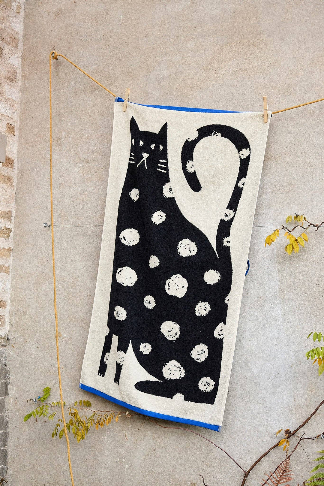 Donna Wilson Handtücher Badetuch Lazy Cat | 70cm x 125cm bei Nauli and Stories