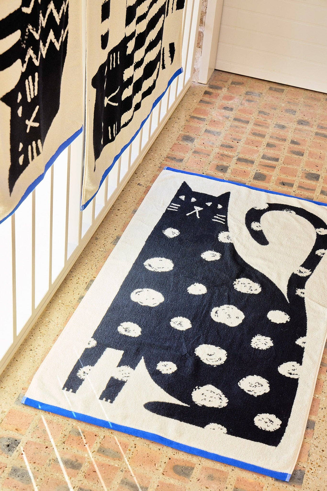 Donna Wilson Handtücher Badetuch Lazy Cat | 70cm x 125cm bei Nauli and Stories