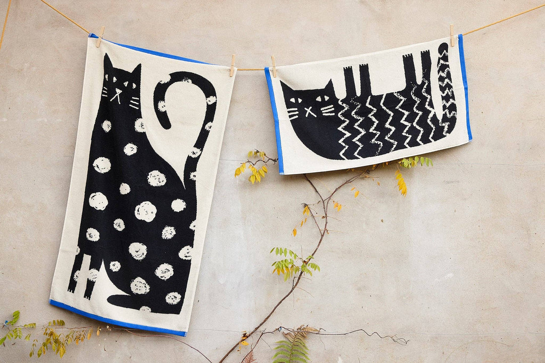 Donna Wilson Handtücher Lazy Cat Hand Towel |  50cm x 90cm bei Nauli and Stories