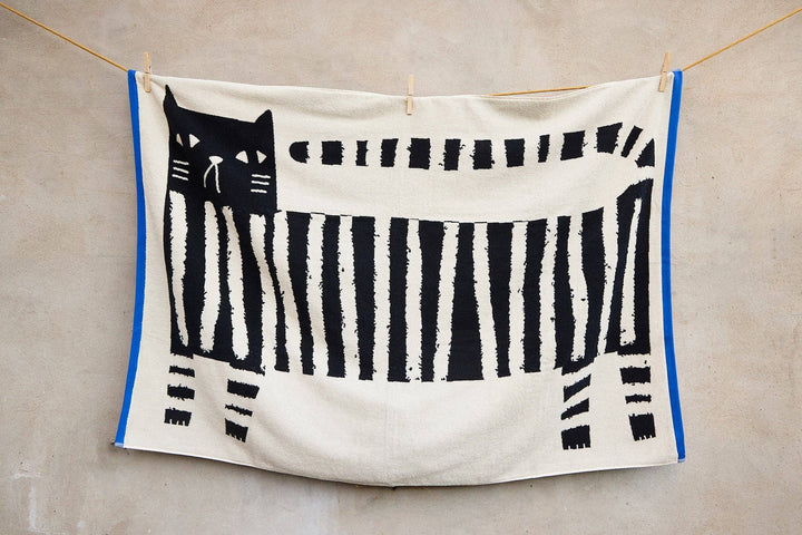 Donna Wilson Handtücher Lazy Cat XL Sheet Towel | 100cm x 150cm bei Nauli and Stories
