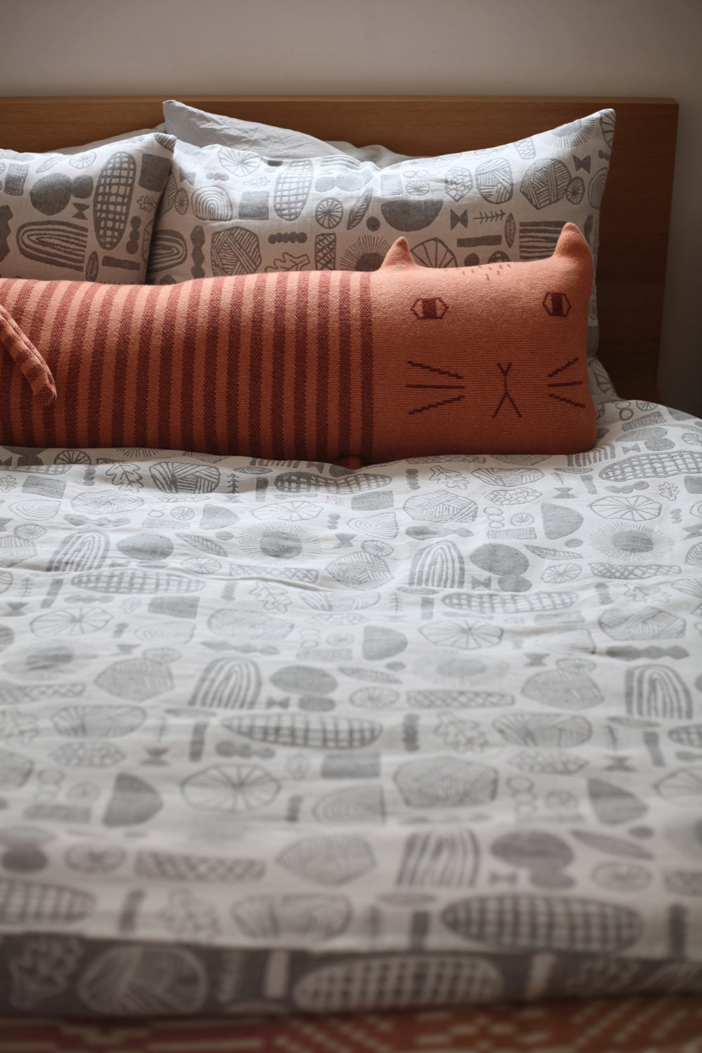 Donna Wilson Sofakissen Cat Bolster Cushion  - Riesenkissen Katze