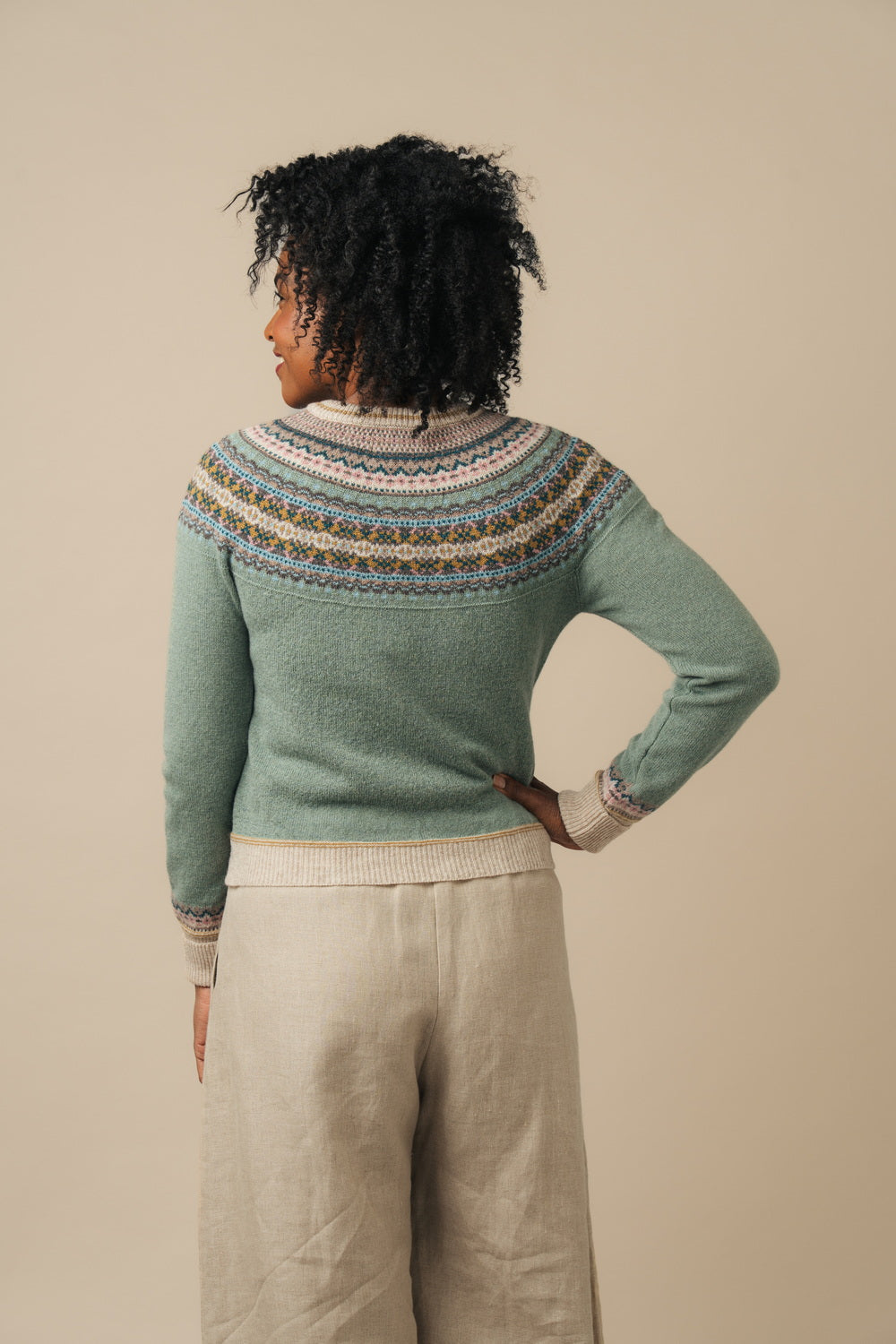 Eribé Pullover Alpine Short Sweater (P4250) (S, Sage) bei Nauli and Stories