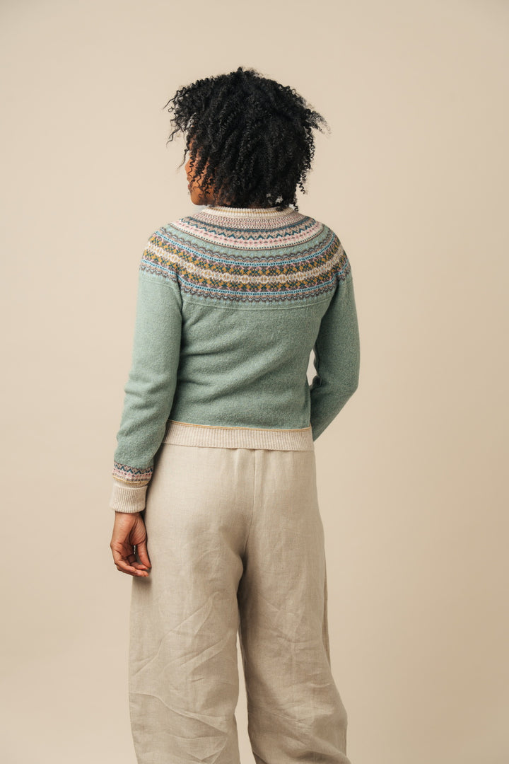 Eribé Strickjacke Alpine Short Cardigan Sage bei Nauli and Stories