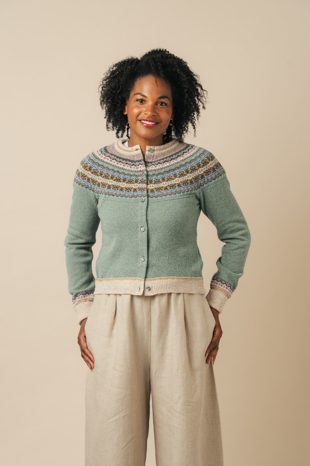 Eribé Strickjacke Alpine Short Cardigan Sage bei Nauli and Stories