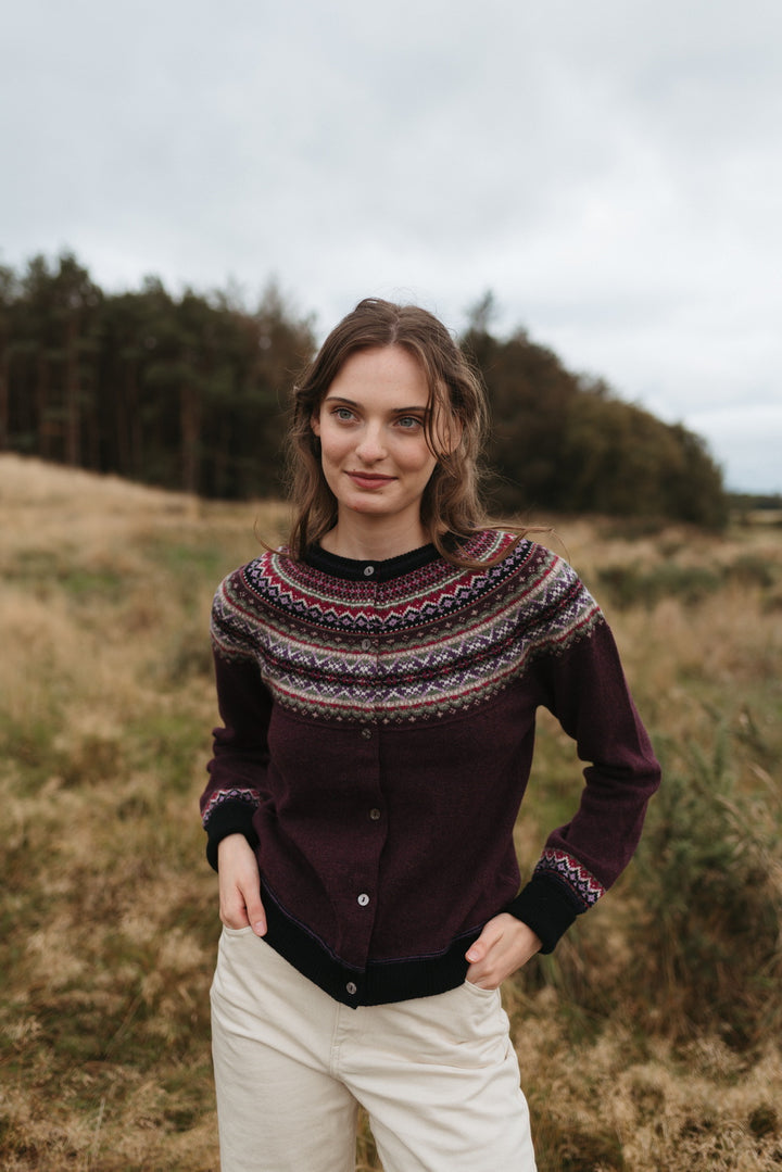 Eribé Strickjacke Alpine Short Cardigan Tyrian bei Nauli and Stories