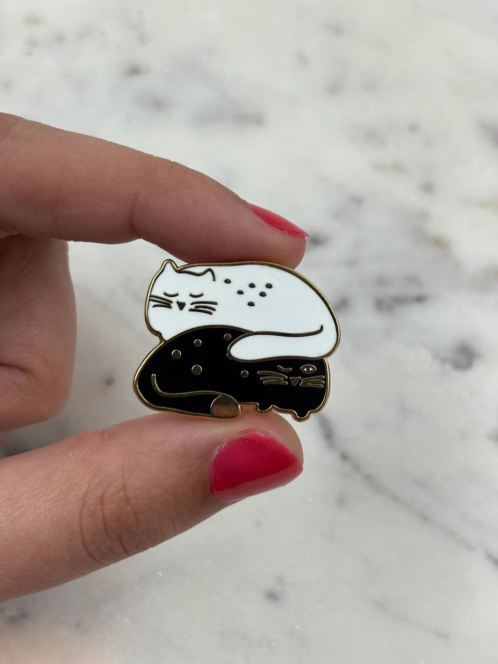 Les imprimeuses Broschen und Anstecknadeln Pin | Chat noir chat blanc - À deux c'est mieux bei Nauli and Stories