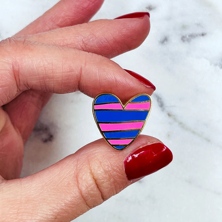 Les imprimeuses Broschen und Anstecknadeln Pin | Herz - Color Therapy Blue | Cœur rayé bleu & rose bei Nauli and Stories