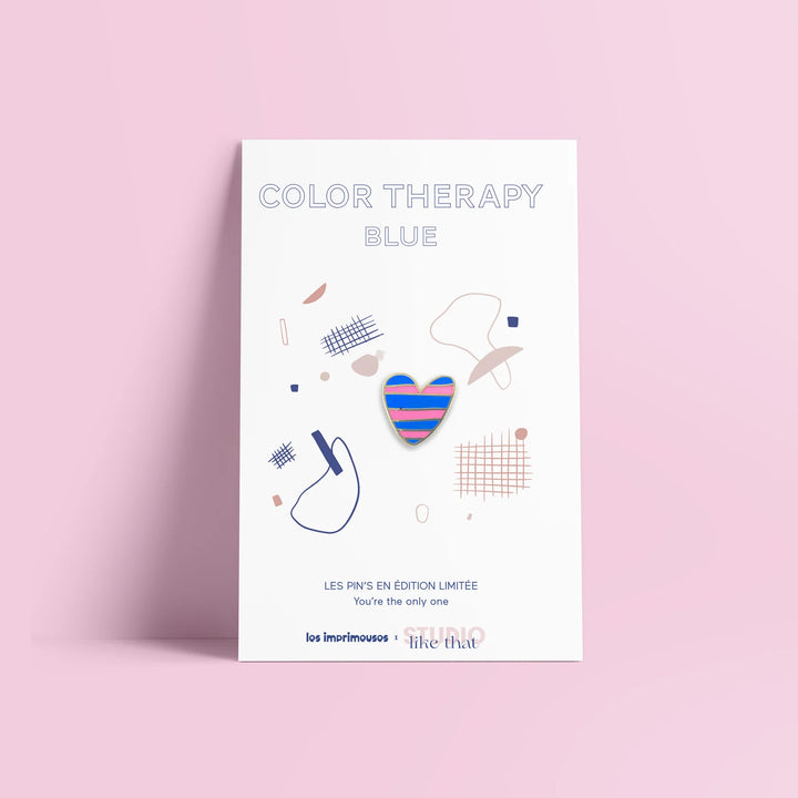 Les imprimeuses Broschen und Anstecknadeln Pin | Herz - Color Therapy Blue | Cœur rayé bleu & rose bei Nauli and Stories