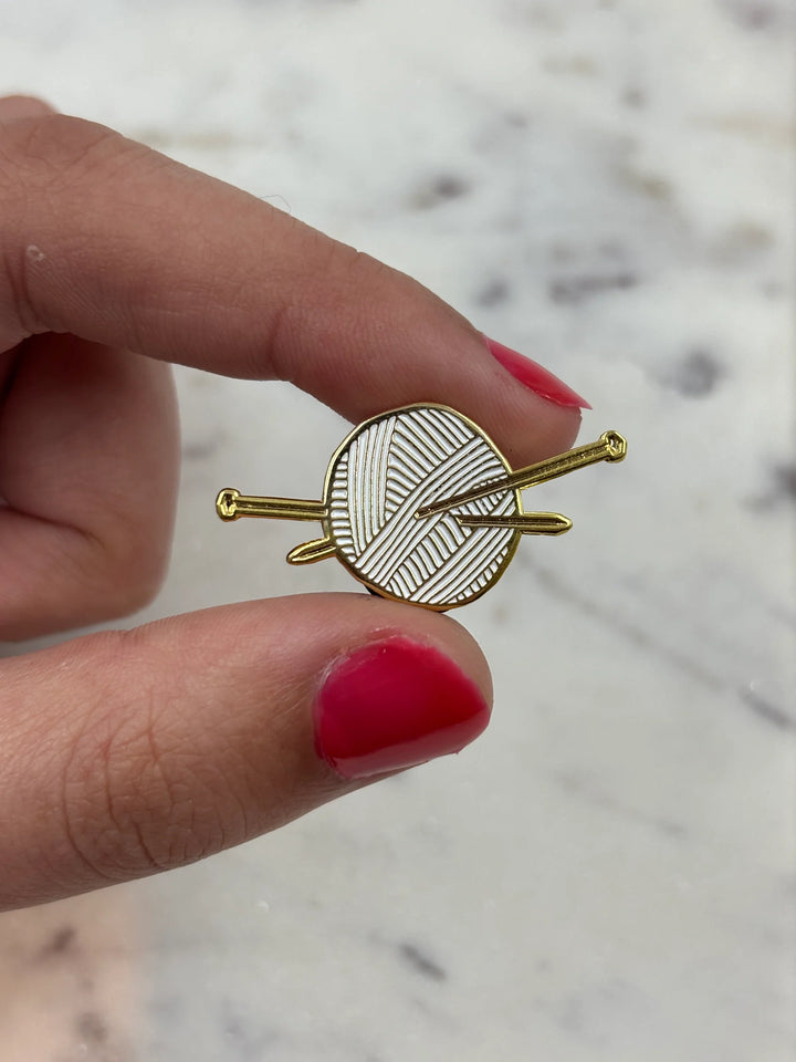 Les imprimeuses Broschen und Anstecknadeln Pin | Tricot - Attends je finis mon rang | Wollknäul bei Nauli and Stories