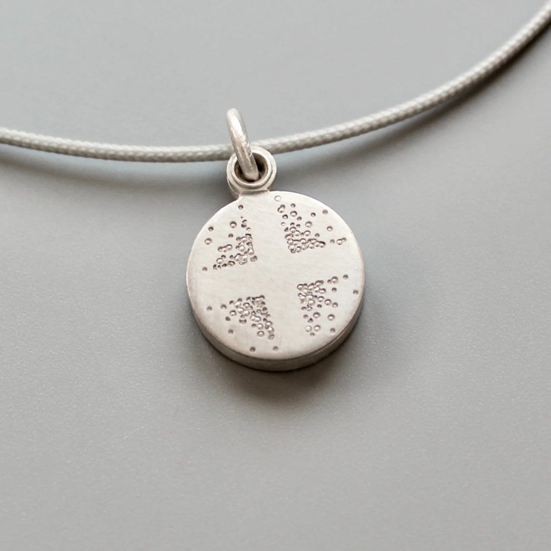 Mabotte Medaillon Kleines Medaillon aus Silber Kreuz von Mabotte bei Nauli and Stories