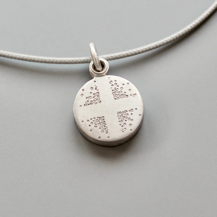Mabotte Medaillon Kleines Medaillon aus Silber Kreuz von Mabotte bei Nauli and Stories
