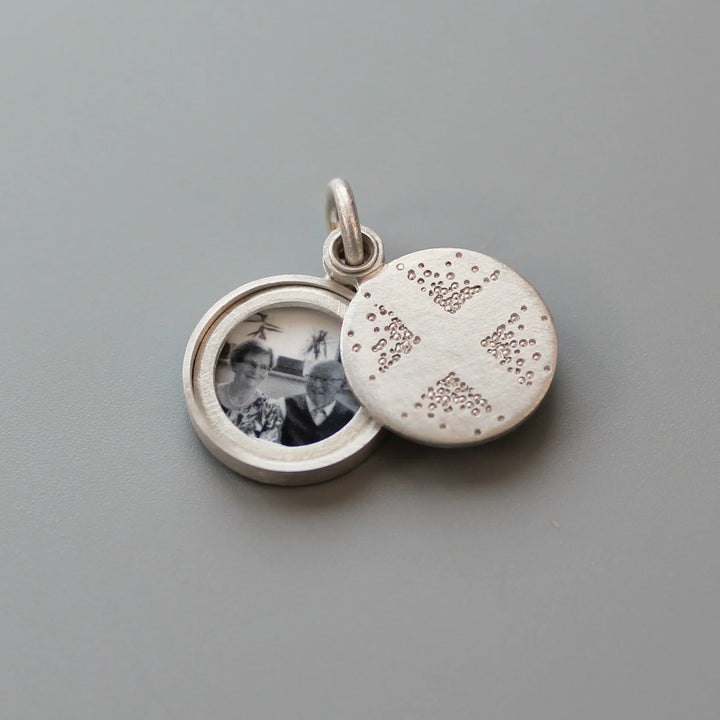 Mabotte Medaillon Kleines Silber-Medaillon mit Kreuz – Mabotte bei Nauli and Stories