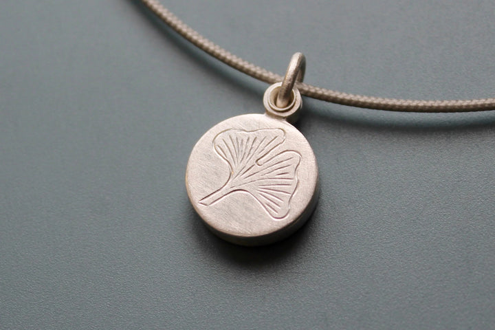Mabotte Medaillon Medaillon aus Silber | Gingko Blatt | Mabotte 14mm bei Nauli and Stories