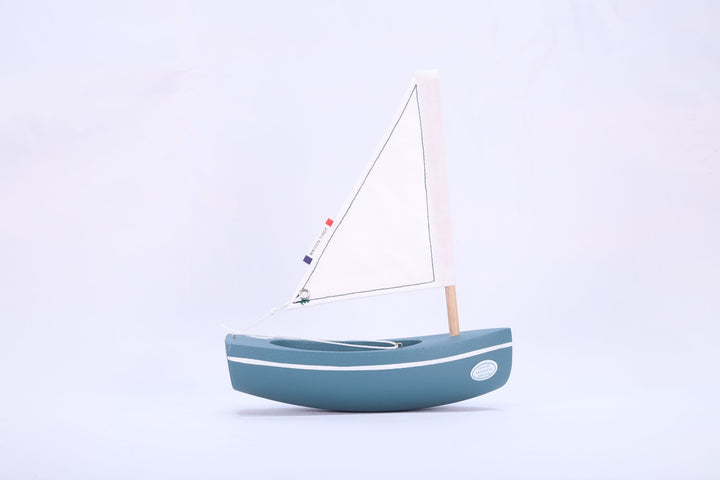 Maison Tirot Holzspielzeug Kleines Segelboot aus Holz - abyssus-grün - 17 cm