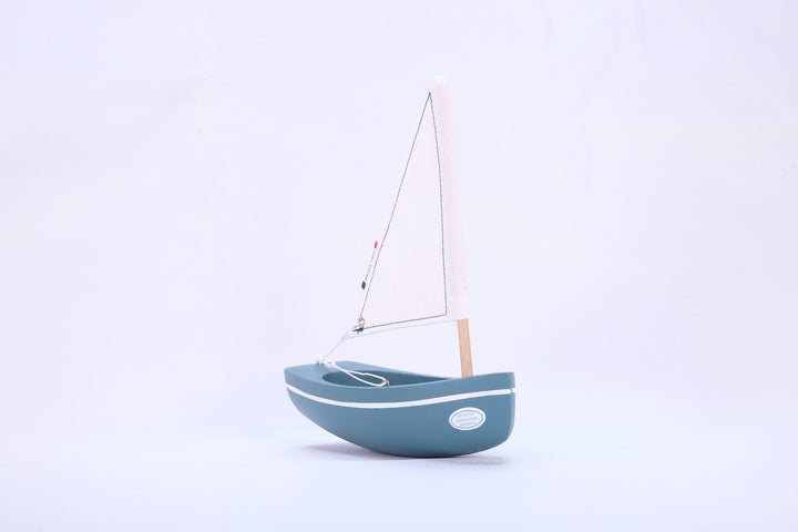 Maison Tirot Holzspielzeug Kleines Segelboot aus Holz - abyssus-grün - 17 cm