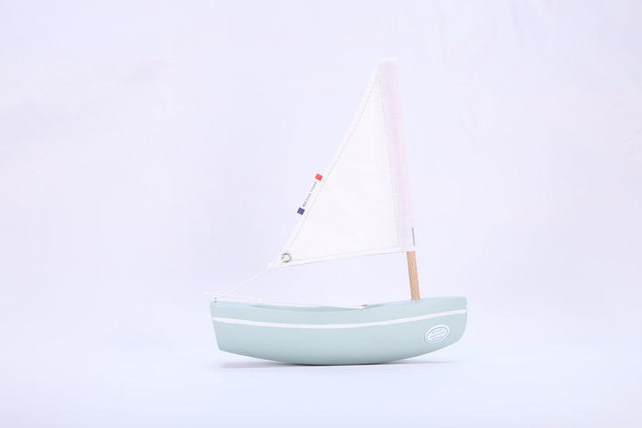 Maison Tirot Holzspielzeug Kleines Segelboot aus Holz - meergrün - 17 cm