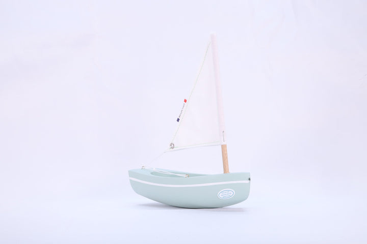 Maison Tirot Holzspielzeug Kleines Segelboot aus Holz - meergrün - 17 cm